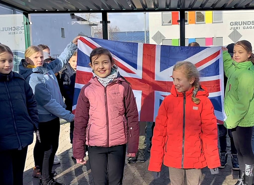 Die Abfahrt nach London findet praktischerweise vor der schuleigenen Bushaltestellt statt.