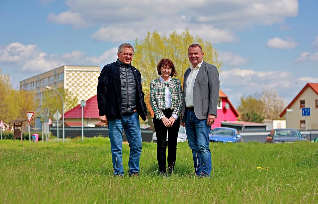 Klaus Wycisk, Kristin Eichmann-Rank und Lars Hohmann (v.l.) stehen auf der Wiese, die als Baugebiet erschlossen werden soll.