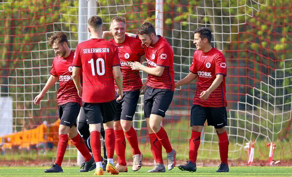 Ein Symbolbild der bisherigen Saison des SV Seilerwiesen: Hannes Bader (3. v. r.) jubelte in den 18 bisherigen Partien 17-mal mit seinem Team und sicherte sich aufgrund dieser Dominanz den Meistertitel in der Stadtoberliga sowie den Landesklasse-Aufstieg.