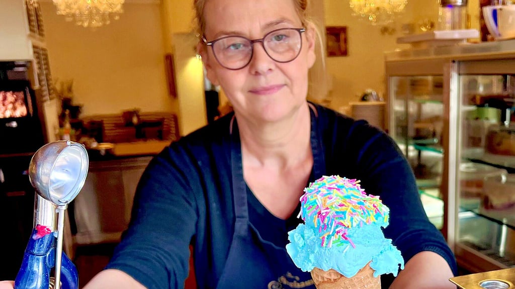 Kathrin Schrödter betreibt ein Kaffeehaus an der Friedensallee in Bernburg. Die Kugel Eis kostet jetzt 1,40 Euro aufgrund gestiegener Einkaufspreise.