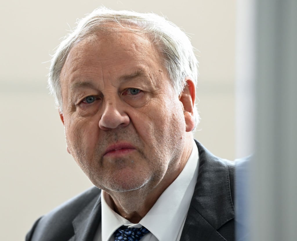 Der Steueranwalt Hanno Berger blickt sich im Gericht um.
