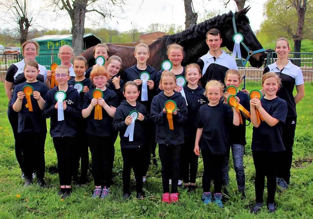 Die Voltis des RFV „St. Laurentius“ Zerbst waren zum Saisonauftakt sehr erfolgreich und zeigen stolz ihre Schleifen: Carolin Paul, Ylvi Henker, Bianka Schulze, Amelie Nillius, Lillith Heller, Liv Reichard, Lea Votruba, Marlene Schmidt, Anne Lisso, Romy Frauendienst, Julie Baum, Isabell Müller, Emely Riemann, Ylvi Palm, Finn Kegel, Tilda Witte, Emma Heinecke sowie Maureen Hannemann (v.l.).
