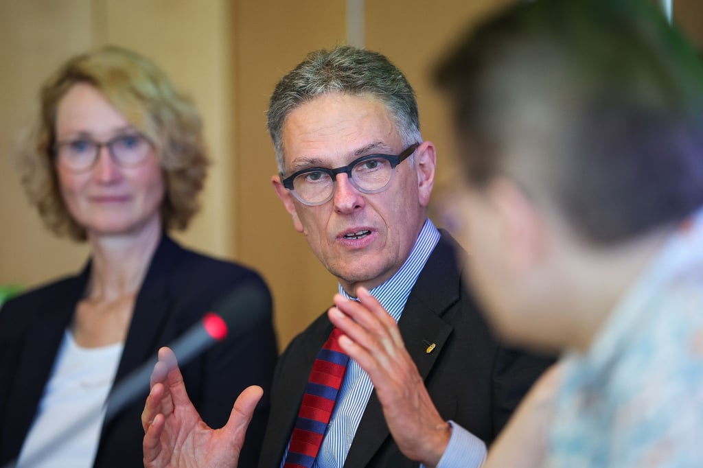Oliver Zille (M), Direktor der Leipziger Buchmesse, befürwortet die Klimabuchmesse.
