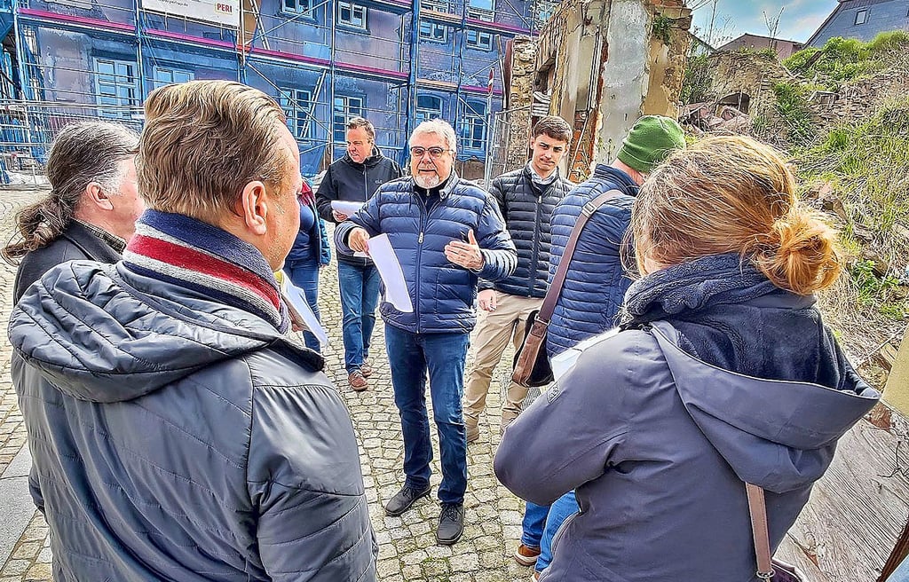 Peter Skrzypszak (Mitte) stellte den Vertretern der Behörden seine Ideen vor, wie der Schandfleck in der Sangerhäuser Altstadt seiner Meinung nach endlich beseitigt werden könnte.