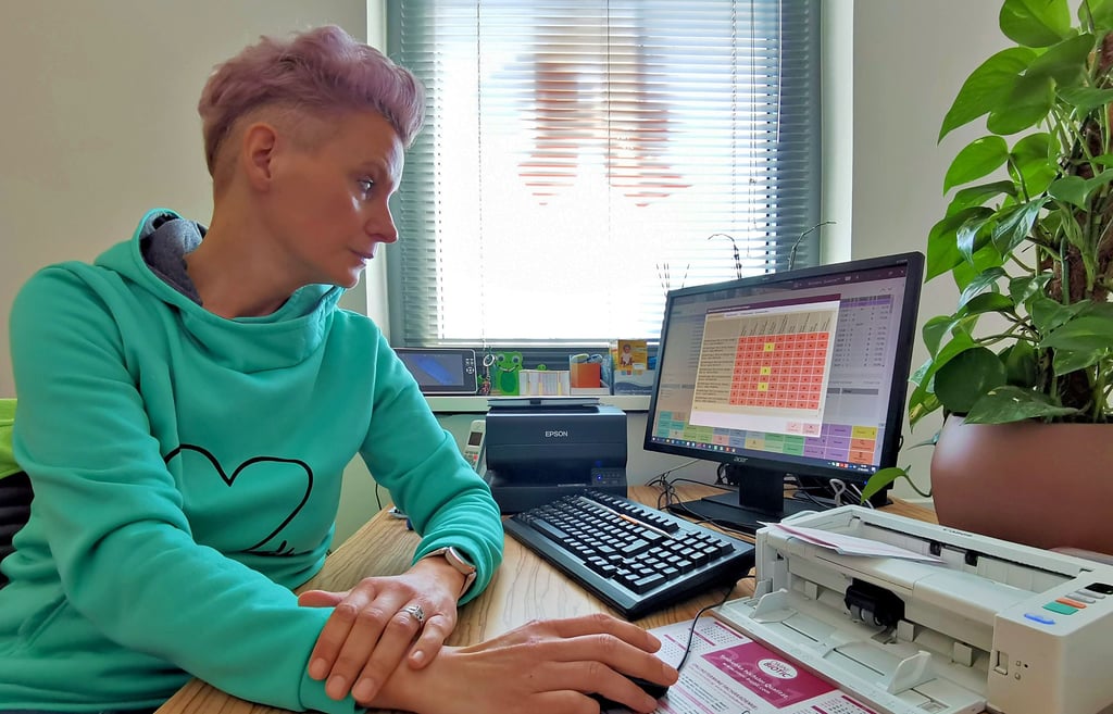 Alles rot: Mit ernster Miene blickt Susanne Bormann in ihr Medikamenten-Bestellsystem. Aktuell sind Antibiotika für Kinder, beispielsweise zur Bekämpfung von Scharlach und Bronchitis, nicht lieferbar.