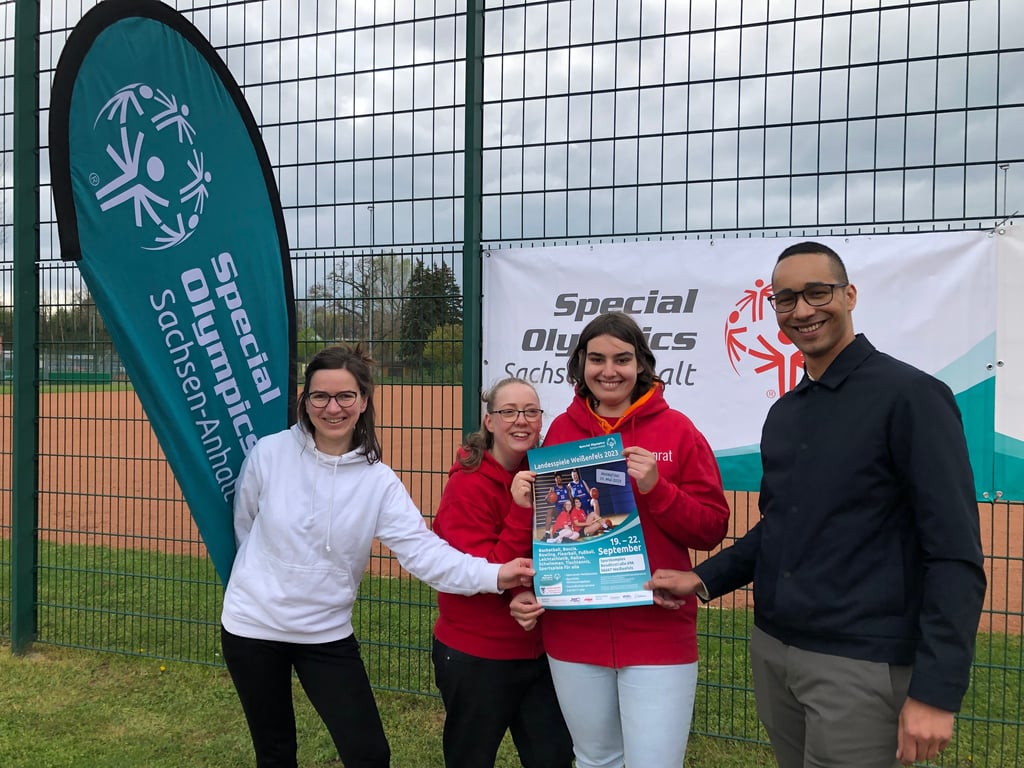 Präsentieren das Plakat der Spiele: Susann Albrecht, Geschäftsführerin des Landesverbandes Special Olympics Sachsen- Anhalt, Lea Schergun vom USV Halle, Anna Dilan Dag von der Lebenshilfe Harzkreis-Quedlinburg und Serge Musengeshi, Leiter des Sport- und Freizeitbetriebes in Weißenfels (von links).