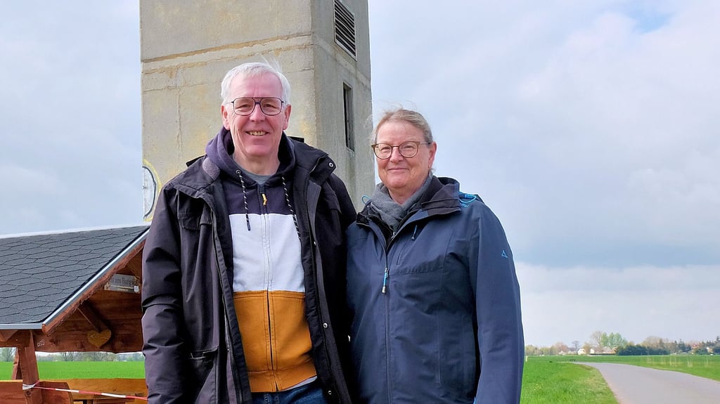 Anna und Bernd Seidel vor dem alten Trafohäuschen. Dieses soll mit Fördermitteln in einen Artenschutzturm umgebaut werden.