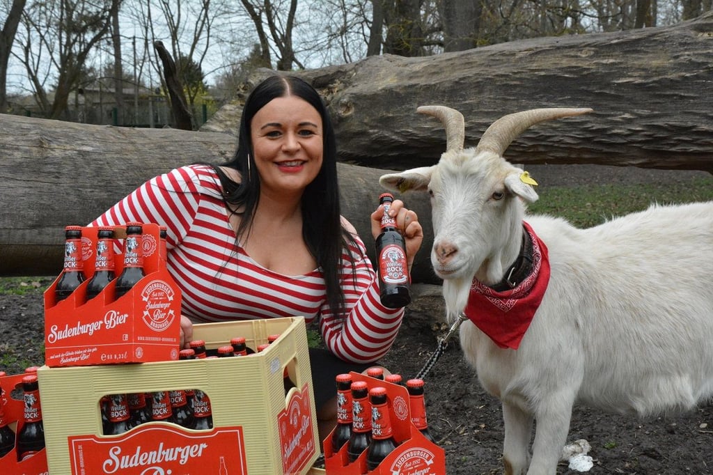 Vertriebsmitarbeiterin Rebecca Kunde präsentiert das neue Bier „Weißer Bock“ aus dem Sudenburger Brauhaus.