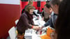 Die belarussische Schriftstellerin, Swetlana Alexijewitsch schreibt Autogramme auf der Leipziger Buchmesse.