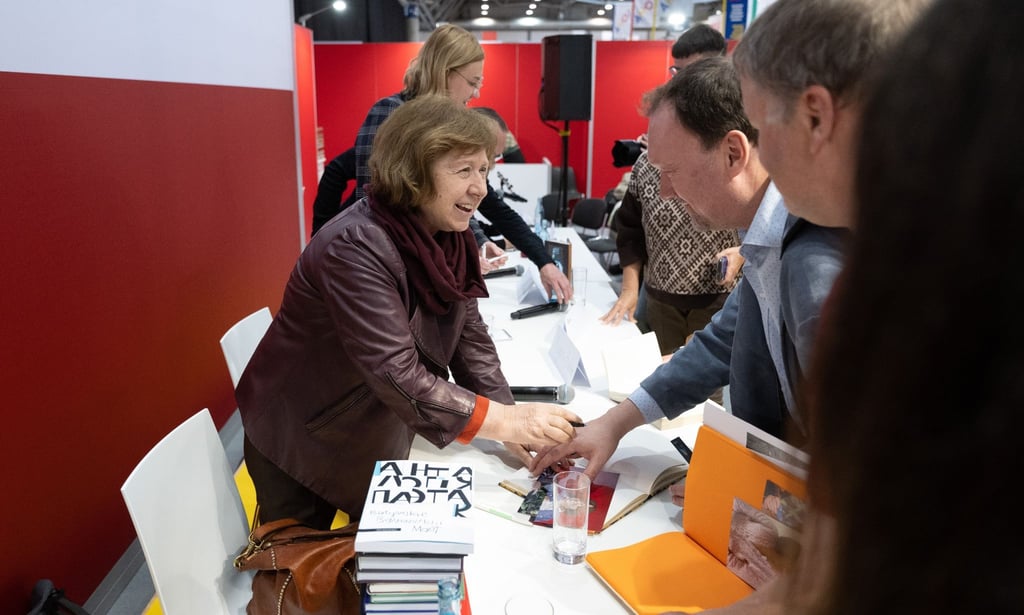 Die belarussische Schriftstellerin, Swetlana Alexijewitsch schreibt Autogramme auf der Leipziger Buchmesse.
