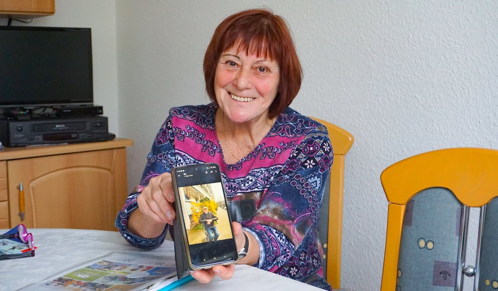 Marion Pirl zeigt ein Foto eines Mannes, den sie im Rahmen des Projekts „Klingelzeichen“ regelmäßig besucht.