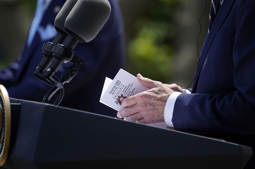 US-Präsident Joe Biden schaut während der Pressekonferenz im Rosengarten des Weißen Hauses auf seine Notizen.