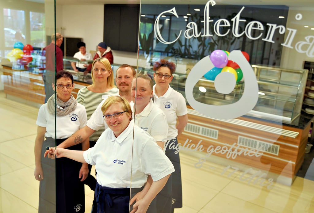 Angestellte der Lebenshilfe haben die Übernahme der Cafeteria mit Mandy Thamm (2. v. l.), der Qualitätsmanagerin der Klinik, vorbereitet.