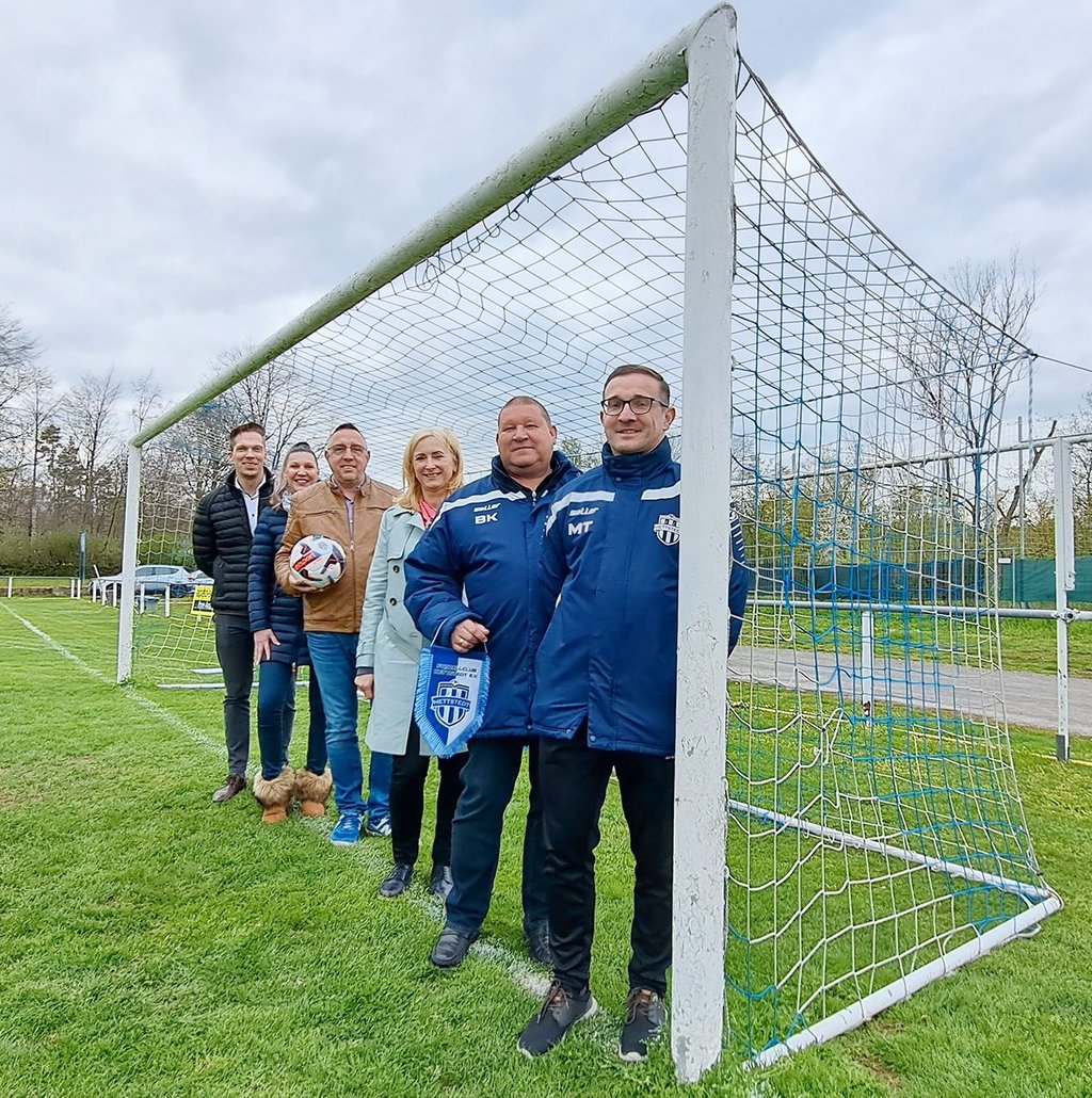 1.500 Euro steuerte die Firma GFZ in Hettstedt für die Spendenaktion „Tore für mehr Sicherheit“ des FC Hettstedt bei: Stefan Haschke, Christin Herrmann und Frank Albrecht von der GFZ mit Sparkassen-Center-Leiterin Susann Krause und der FC-Leitung Bernd Kühne und Michael Thießler (v.li.).