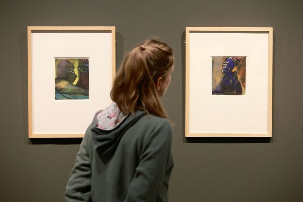 Ein Mitarbeiterin der Lyonel-Feininger-Galerie steht in der Ausstellung „Emil Nolde - Mythos und Wirklichkeit“.