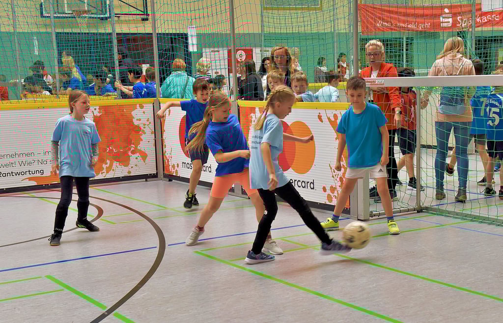 Fußball, Spaß am Spielen und Fairplay standen am Freitag in der Glück-Auf-Halle in Eisleben ganz oben. 60 Mini-Teams kickten dort.