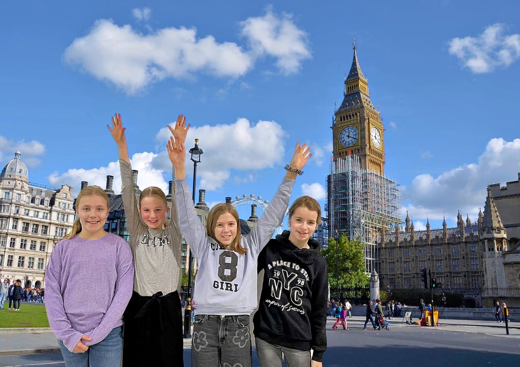 Ronja, Ida, Hanna und Jule (v. l. n. r.) posieren vor dem Big Ben und dem London Eye.