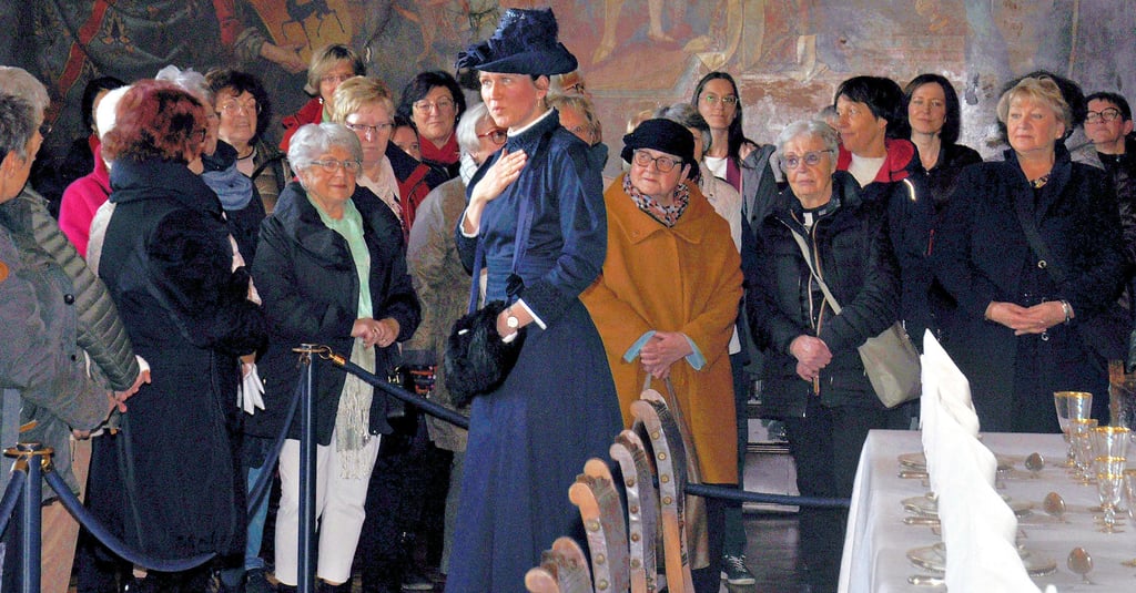 „Gräfin Anna“, alias Schloss-Kustodin Katrin Dziekan, erzählt und 60 Frauen hören ihr aufmerksam zu.