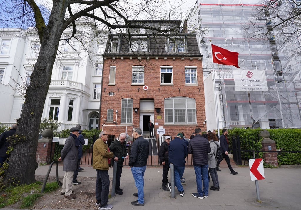 Wahlberechtigte Türkin vor dem Türkischen Generalkonsulat in Hamburg, wo sie für die Wahlen in ihrem Heimatland abstimmen können.