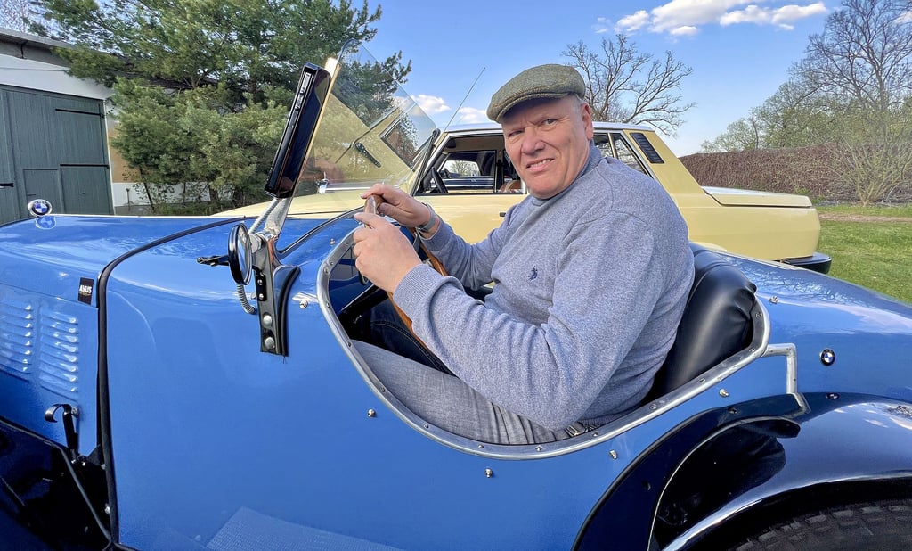 Der Dessauer Gerd Förster in seinem BMW DA-3, Typ Wartburg. Das Fahrzeug wurde im Mai 1930 gebaut. Es gibt noch 20 Exememplare.