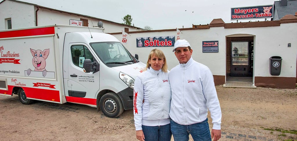Landfleischerei Meyer in Torten: Christian und Kristin Meyer vor ihrem Laden und dem Verkaufsmobil.