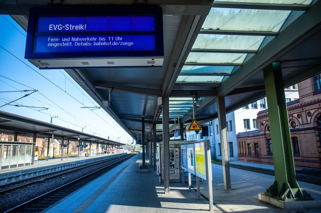 An der Anzeigetafel auf einem Bahnsteig des Hauptbahnhofs Schwerin wird der Schriftzug "EVG-Streik!" angezeigt.