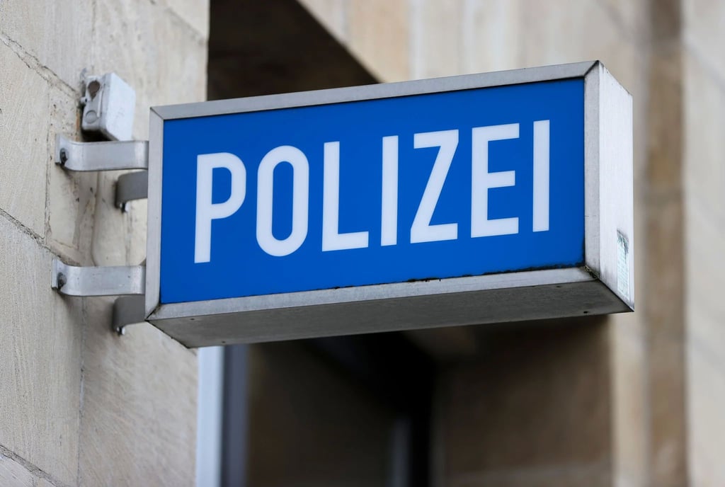 Polizei steht an einem Schild: In Leipzg wird einvermisster 14-Jähriger gesucht.