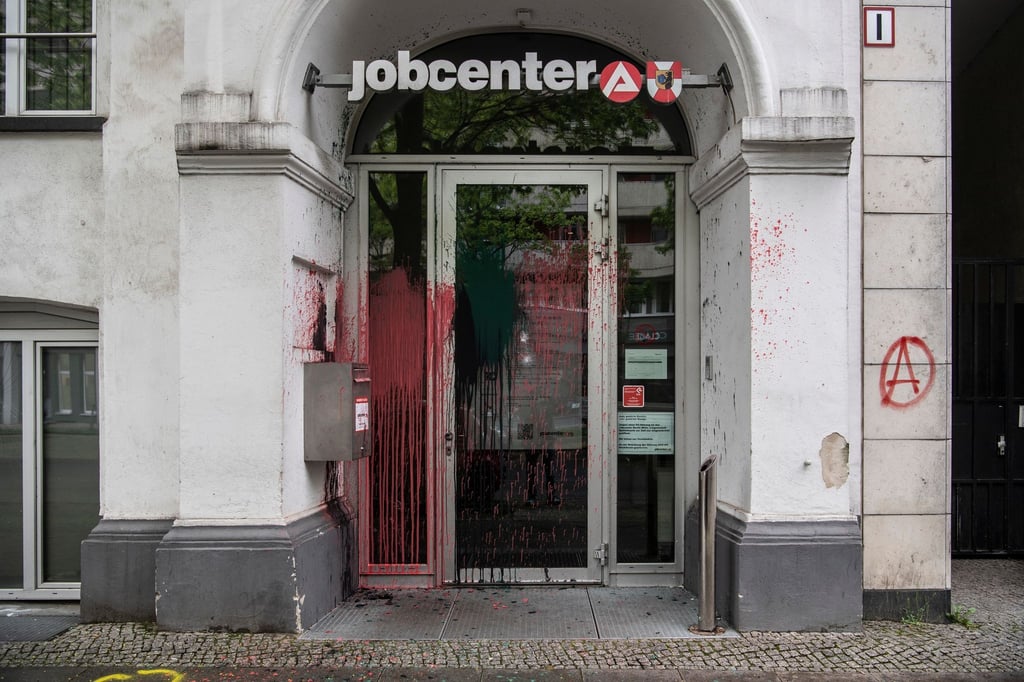 Farbbeschmiert ist der Eingang zum Jobcenter an der Seydelstraße in Berlin-Mitte.