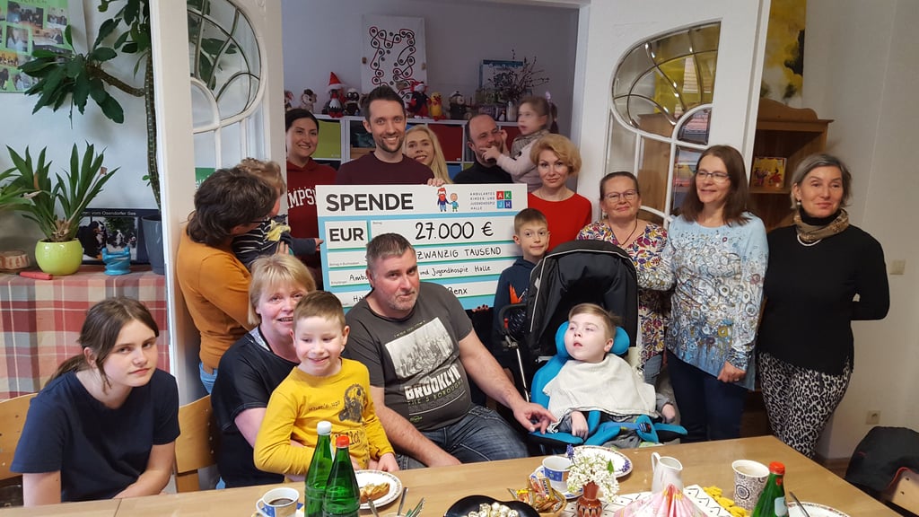 Youtuber „Benx“ bei der Übergabe der 27.000-Euro-Spende im Kinder- und Jugendhospiz Halle.