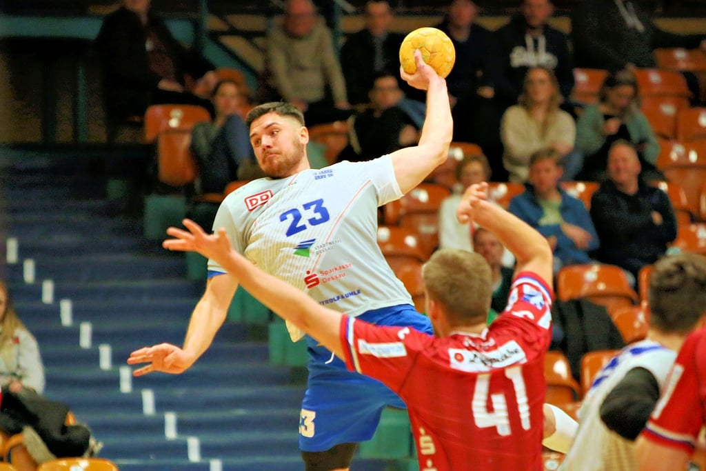 Linkshänder Lennart Gliese (hier am Ball), dessen Vertrag beim Zweitbundesligisten Dessau-Roßlauer HV nicht verlängert wurde, wechselt zum designierten Drittliga-Aufsteiger HC Burgenland.