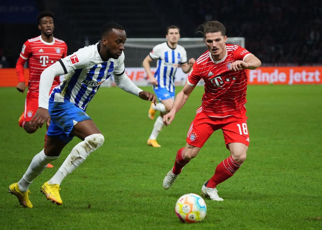 Herthas Dodi Lukebakio (l) gegen Bayerns Marcel Sabitzer (r).