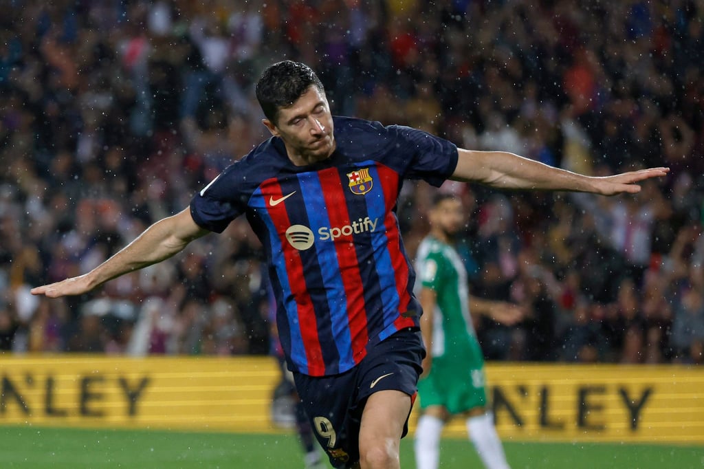 Robert Lewandowski erzielte Barcelonas zweites Tor gegen Betis Sevilla.