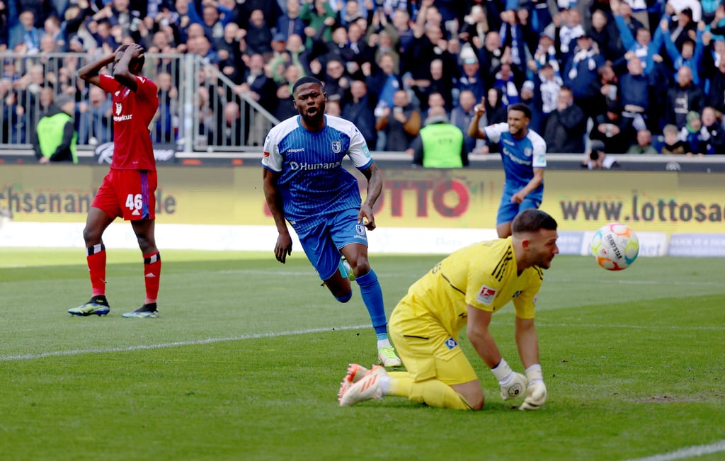 Moritz-Broni Kwarteng traf zum 1:0 für den 1. FC Magdeburg und jubelte schließlich mit seinen Teamkollegen über den Heimsieg.