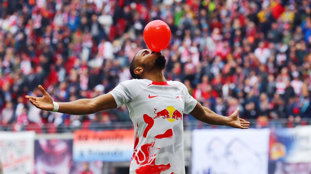 Breite Brust, roter Ballon: Christo Nkunku.