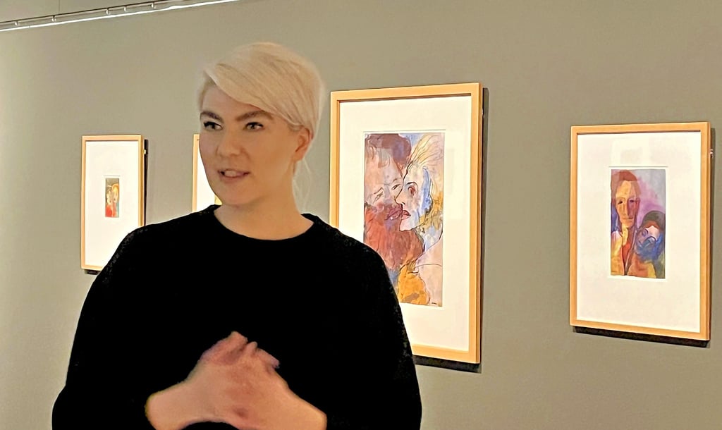 Kuratorin Lina Aßmann erläutert die Aquarelle aus der Reihe „Die Ungemalten Bilder“.