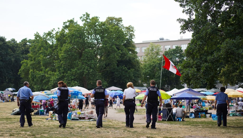 Polizisten gehen über den sogenannten "Thaipark" im Preußenpark im Stadtteil Wilmersdorf.