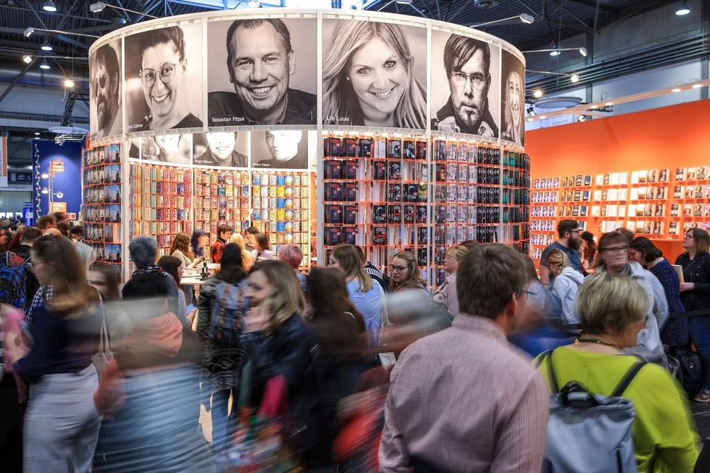 Die Besucherzahlen der Leipziger Buchmesse sind nach drei Jahren Zwangspause fast wieder auf dem Niveau wie vor Corona.