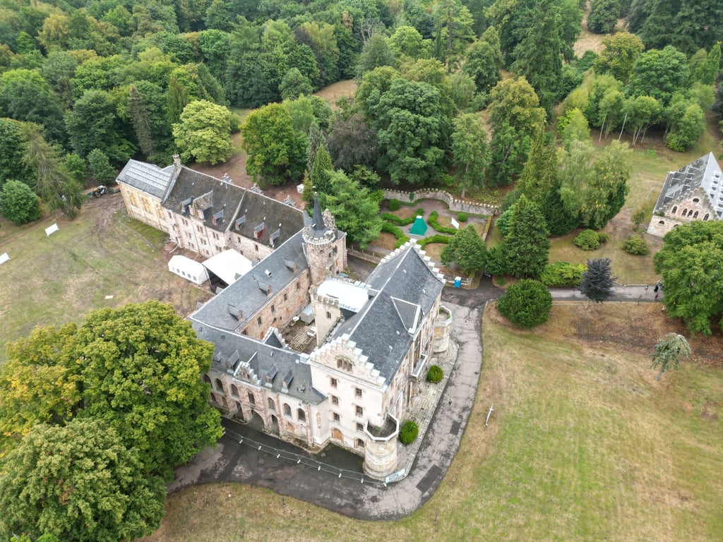 Das Schloss Reinhardsbrunn (Luftaufnahme mit einer Drohne).