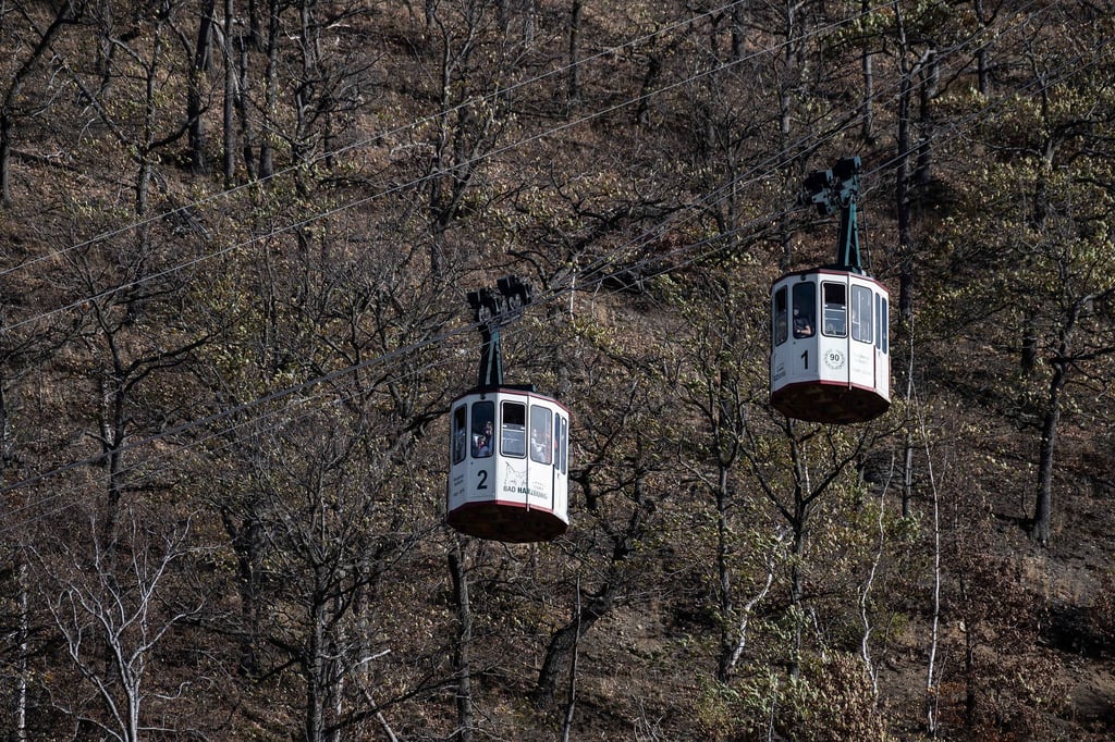 Besucher stehen in einer Gondel der Burgberg-Seilbahn im Harz.