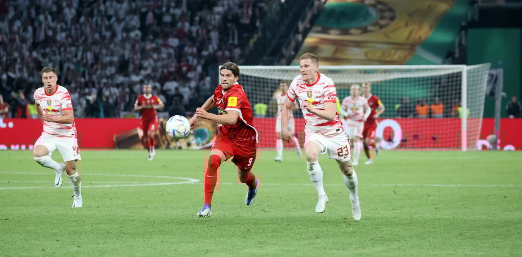 Lucas Höler im Laufuell mit RB-Profi Marcel Halstenberg (r.) im letzten DFB-Pokalfinale.