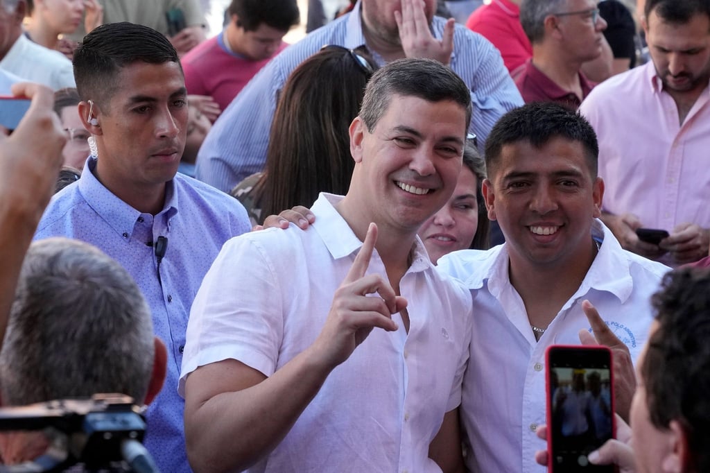 Selfie mit dem Präsidentschaftskandidaten Santiago Peña (M) in einem Wahllokal in Asunción.