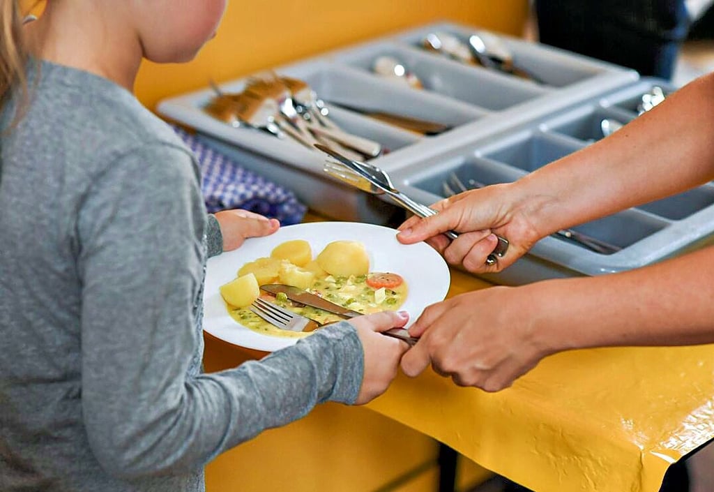 Ein Mädchen nimmt ihr Schulessen in einer Mensa in Empfang. In Lüderitz wird noch frisch gekocht, das ist nicht mehr überall üblich.
