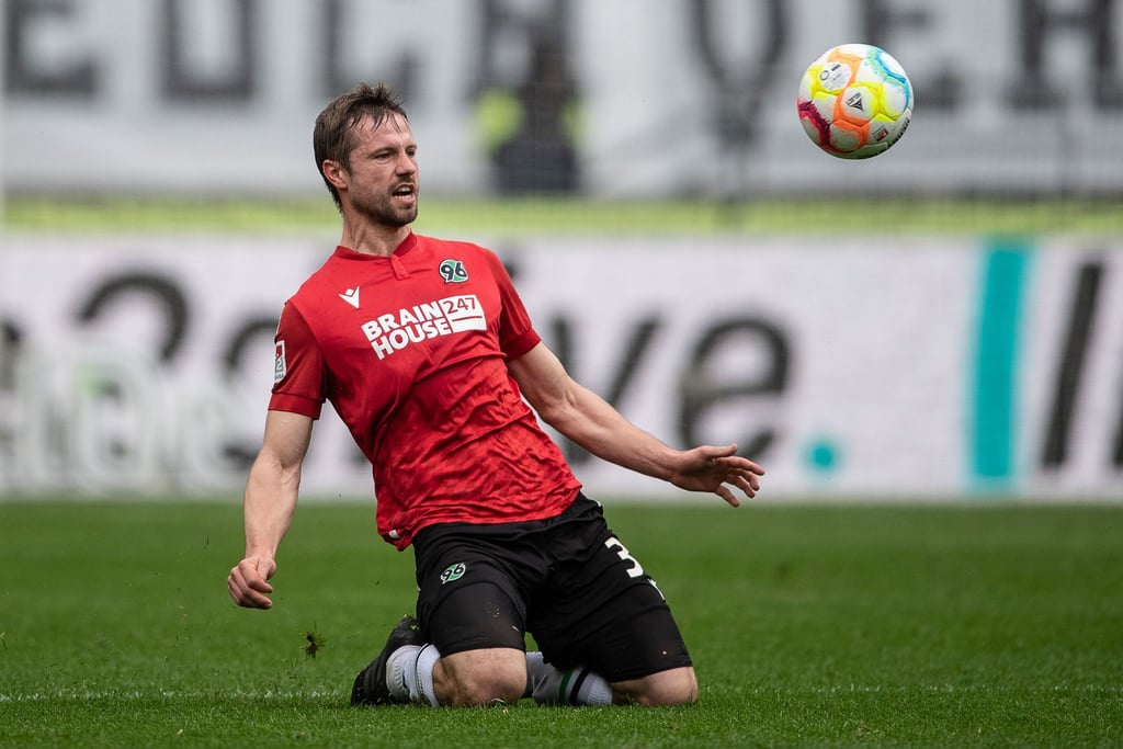 Hannovers Julian Börner spielt den Ball.