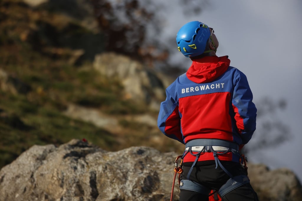 Ein Mitglied der Bergwacht Harz beobachtet einen Übung der Bergwacht.