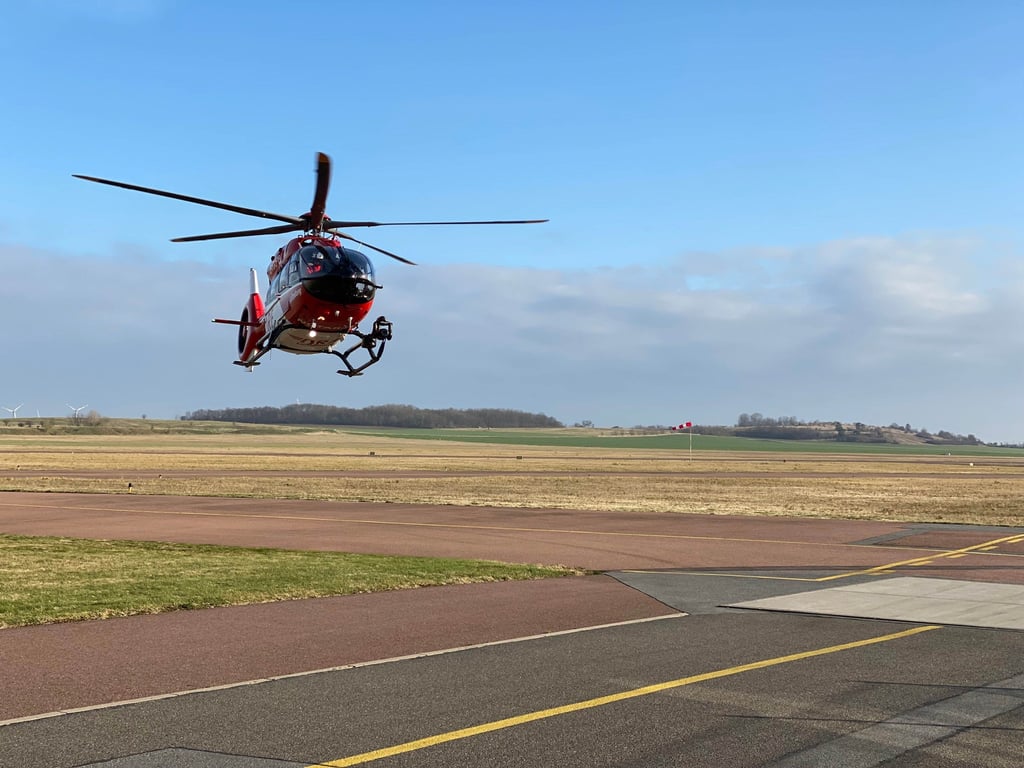 Ein Rettungshubschrauber brachte den schwer verletzten Mann in eine Klinik.