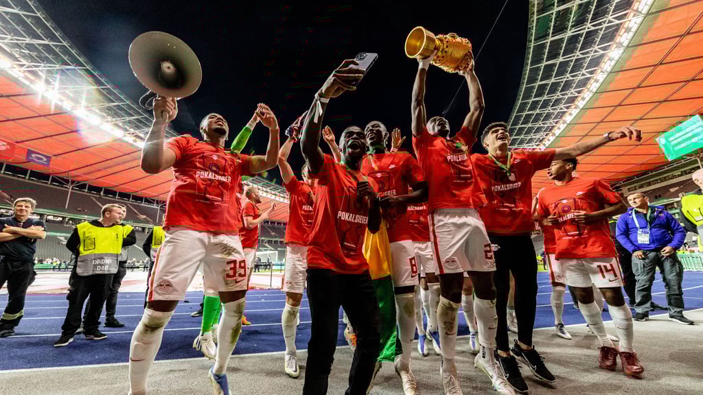 Jubeltraube in Berlin: RB-Spieler zelebrieren den Pokalsieg.