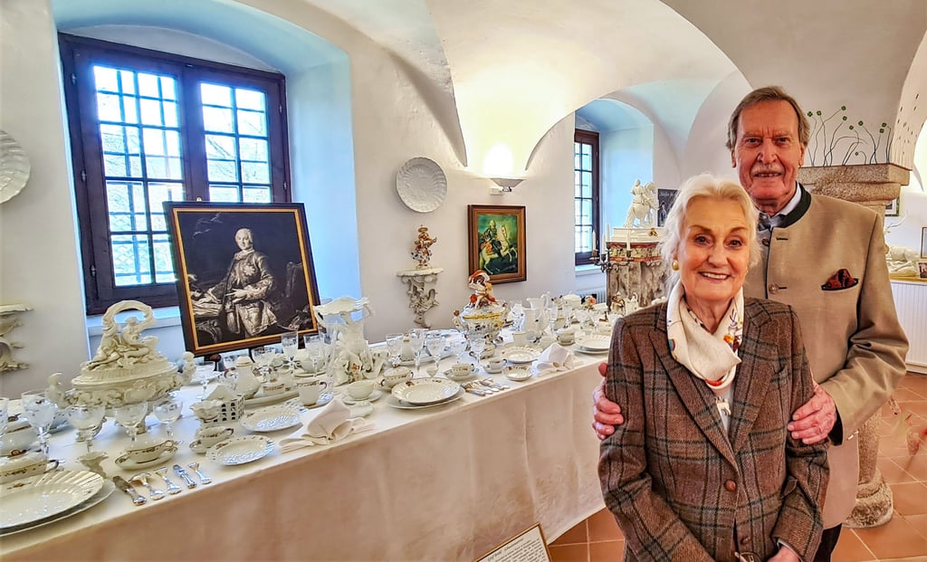 Renate und Otto Schober vor der Tafel mit dem berühmten Schwanenservice