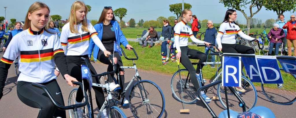 Die erfolgreichen Radpolo-Spielerinnen aus Lostau zeigten sich stolz mit Rad und Schläger in ihren Deutschland-Trikots.