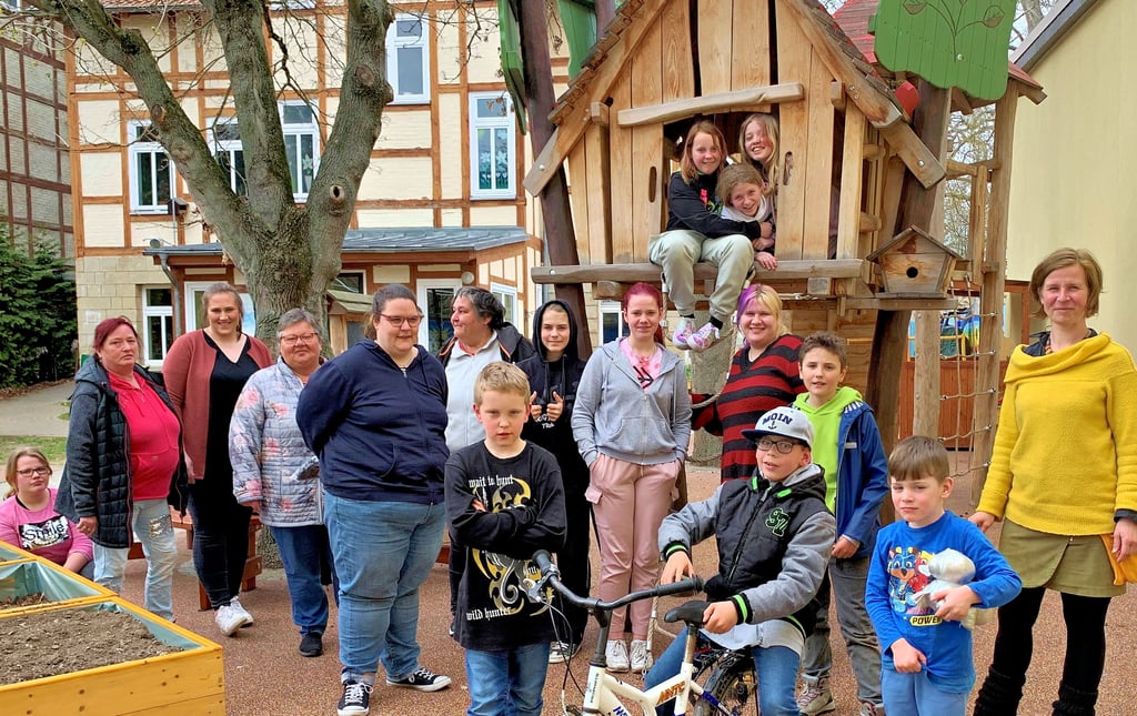 Mitarbeiter, Ehrenamtler und die jungen Gäste des Rauhes Hauses Halberstadt, ganz rechts die neue Hauschefin Berit Lacher.