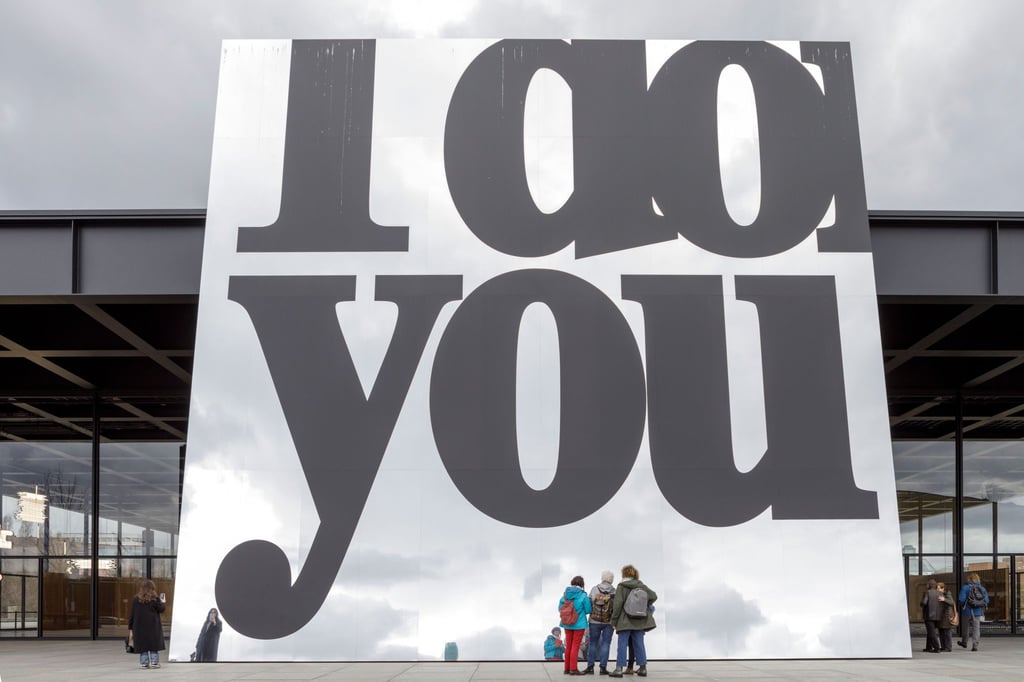 Besucher stehen vor dem Schriftzug „I do You“.